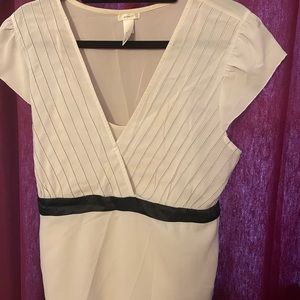 EUC Old navy cream blouse with Art Deco design